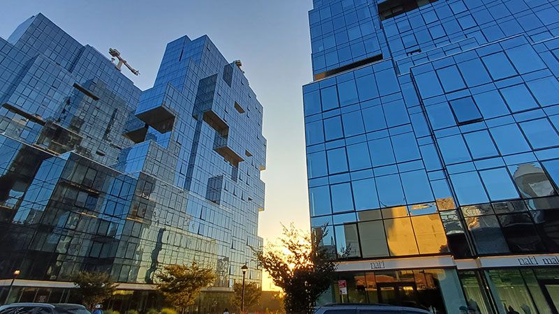 Atardecer contra las ventanas de un edifico en Brooklyn Nueva York