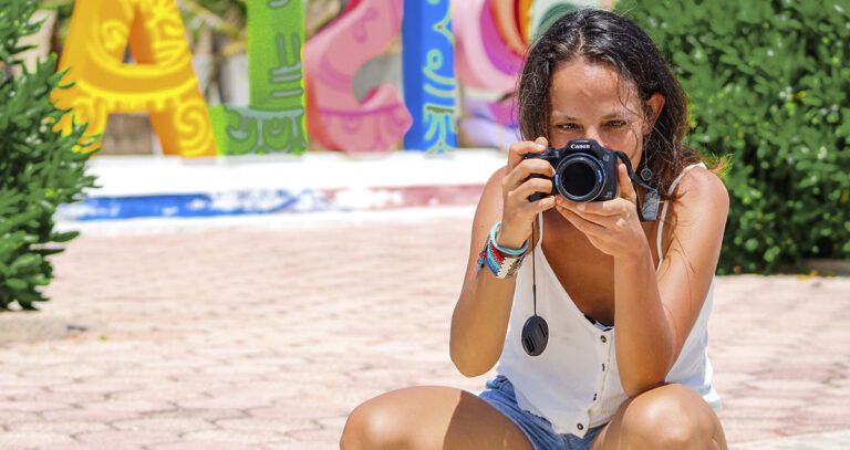 Nómada digital, Naty Late Viaja de Cuentos de Mochila tomando fotos con cámara reflex protegida con seguro de viaje para equipos tecnológicos Intermundial Totaltravel